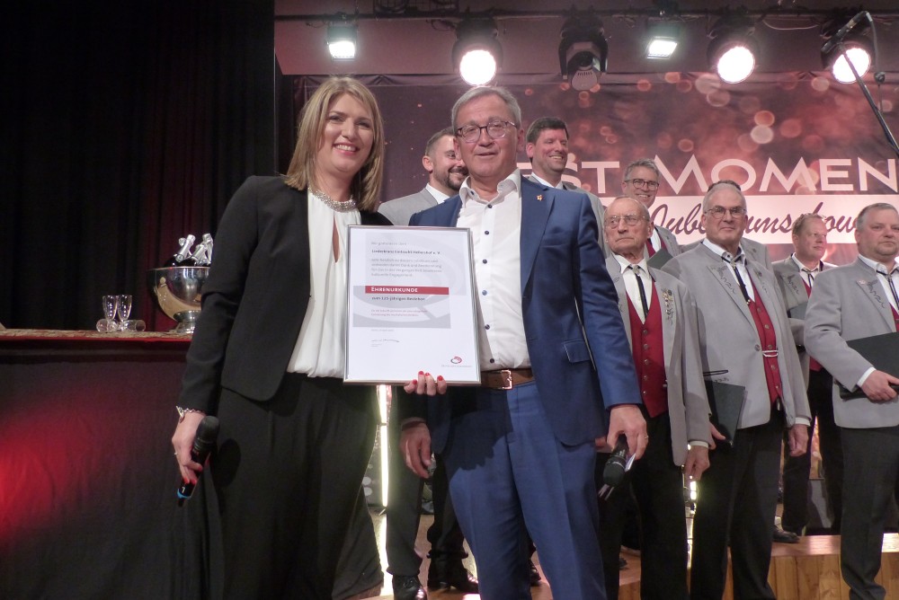 Hans-Albert Schur, Präsident des Chorverbands Friedrich Silcher, überreichte Katja Frank vom Liederkranz Hellershof die Ehrenurkundes des Deutschen Chorverbands für 125-jähriges kulturelles Engagement.