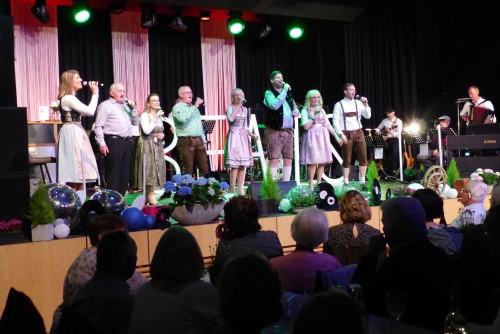 Die Singgruppe des Hellershofer Vereins wuchs dank einer großartigen Band über sich hinaus.